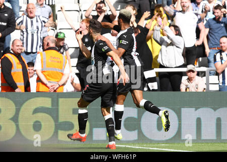 NEWCASTLE Upon Tyne, Angleterre. Le 31 août du Newcastle United Fabian Schar fête marquant son premier but de la partie au cours de la Premier League match entre Newcastle United et Watford à St James Park, Newcastle Le samedi 31 août 2019. (Crédit : Steven Hadlow | MI News) usage éditorial uniquement, licence requise pour un usage commercial. Aucune utilisation de pari, de jeux ou d'un seul club/magazine ou des fins éditoriales Crédit : MI News & Sport /Alamy Live News Banque D'Images