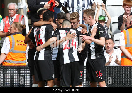 NEWCASTLE Upon Tyne, Angleterre. Le 31 août du Newcastle United Fabian Schar fête marquant son premier but de la partie au cours de la Premier League match entre Newcastle United et Watford à St James Park, Newcastle Le samedi 31 août 2019. (Crédit : Steven Hadlow | MI News) usage éditorial uniquement, licence requise pour un usage commercial. Aucune utilisation de pari, de jeux ou d'un seul club/magazine ou des fins éditoriales Crédit : MI News & Sport /Alamy Live News Banque D'Images