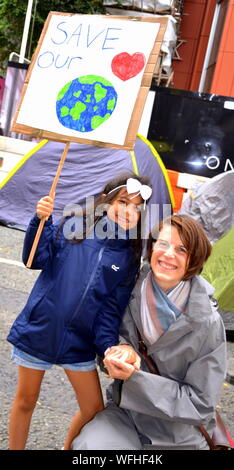 Une jeune fille est titulaire d'un 'Save la Terre' placard que le nord de la rébellion, les manifestants, partie du mouvement global Extinction Rébellion, bloqué de Deansgate et ses rues transversales dans le centre de Manchester, UK, le 31 août 2019, le deuxième jour d'une manifestation de quatre jours. Les manifestants demandent que le gouvernement dit la vérité à propos de l'urgence climatique, prend des mesures maintenant, et est dirigée par une assemblée de citoyens sur le changement climatique. Banque D'Images