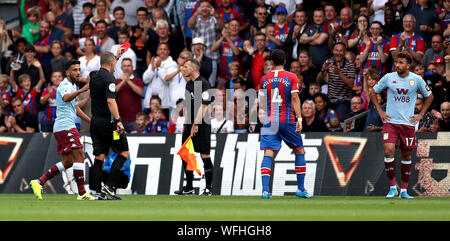 L'Aston Villa Trezeguet (droite) est envoyé par le match arbitre Kevin Friend (deuxième à gauche) au cours de la Premier League match à Selhurst Park, Londres. Banque D'Images