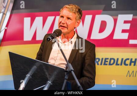 Koenigs Wusterhausen, Brandenburg, Allemagne. 30 août 2019, Koenigs Wusterhausen, Brandebourg, Allemagne : BJOERN HOECKE (BjÃ¶¶Hôtel rn cke) de l'Alternative pour l'Allemagne Thuringe rallye en Koenigs Wusterhausen pour les Andreas Gablenz, qui a récemment été divulgation de nouveau avec connexions néonazie en béton. Dans le but d'être le parti le plus fort dans l'Est de l'état de Brandebourg, Allemagne, l'AfD a tenu une élection Wahlparty (fête) à Koenigs Wusterhausen. En présence de personnalités comme Andreas Gablenz, qui a récemment été divulgation avec des connexions à droite-milieux extrémistes, Bjoern Hoecke, l'embat C Banque D'Images