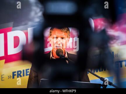 Koenigs Wusterhausen, Brandenburg, Allemagne. 30 août 2019, Koenigs Wusterhausen, Brandebourg, Allemagne : BJOERN HOECKE (BjÃ¶¶Hôtel rn cke) de l'Alternative pour l'Allemagne Thuringe rallye en Koenigs Wusterhausen pour les Andreas Gablenz, qui a récemment été divulgation de nouveau avec connexions néonazie en béton. Dans le but d'être le parti le plus fort dans l'Est de l'état de Brandebourg, Allemagne, l'AfD a tenu une élection Wahlparty (fête) à Koenigs Wusterhausen. En présence de personnalités comme Andreas Gablenz, qui a récemment été divulgation avec des connexions à droite-milieux extrémistes, Bjoern Hoecke, l'embat C Banque D'Images