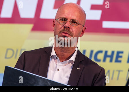 Koenigs Wusterhausen, Brandenburg, Allemagne. 30 août 2019, Koenigs Wusterhausen, Brandebourg, Allemagne : ANDREAS GABLENZ de l'Alternative pour l'Allemagne dans le Brandebourg. Gablenz a récemment été divulgation comme ayant participé à une manifestation néonazie à Athènes avec 13 autres néonazis. Ceci s'ajoute à une liste de liens vers les milieux néonazis, qui semble faire aucune différence pour les électeurs de l'AfD. Dans le but d'être le parti le plus fort dans l'Est de l'état de Brandebourg, Allemagne, l'AfD a tenu une élection Wahlparty (fête) à Koenigs Wusterhausen. En présence de personnalités comme Andreas Gablenz, qui a récemment été divulgation avec Cred Banque D'Images