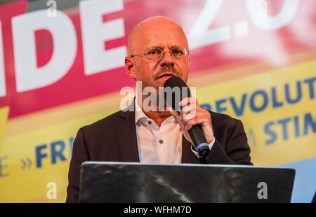 Koenigs Wusterhausen, Brandenburg, Allemagne. 30 août 2019, Koenigs Wusterhausen, Brandebourg, Allemagne : ANDREAS GABLENZ de l'Alternative pour l'Allemagne dans le Brandebourg. Gablenz a récemment été divulgation comme ayant participé à une manifestation néonazie à Athènes avec 13 autres néonazis. Ceci s'ajoute à une liste de liens vers les milieux néonazis, qui semble faire aucune différence pour les électeurs de l'AfD. Dans le but d'être le parti le plus fort dans l'Est de l'état de Brandebourg, Allemagne, l'AfD a tenu une élection Wahlparty (fête) à Koenigs Wusterhausen. En présence de personnalités comme Andreas Gablenz, qui a récemment été divulgation avec Cred Banque D'Images