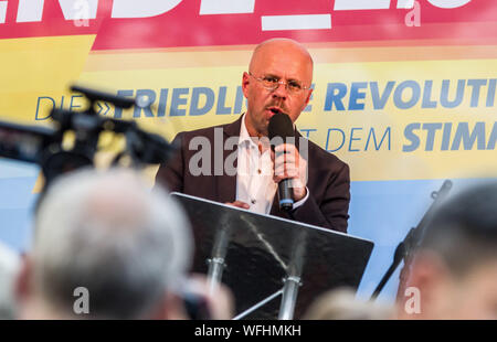 Koenigs Wusterhausen, Brandenburg, Allemagne. 30 août 2019, Koenigs Wusterhausen, Brandebourg, Allemagne : ANDREAS GABLENZ de l'Alternative pour l'Allemagne dans le Brandebourg. Gablenz a récemment été divulgation comme ayant participé à une manifestation néonazie à Athènes avec 13 autres néonazis. Ceci s'ajoute à une liste de liens vers les milieux néonazis, qui semble faire aucune différence pour les électeurs de l'AfD. Dans le but d'être le parti le plus fort dans l'Est de l'état de Brandebourg, Allemagne, l'AfD a tenu une élection Wahlparty (fête) à Koenigs Wusterhausen. En présence de personnalités comme Andreas Gablenz, qui a récemment été divulgation avec Cred Banque D'Images