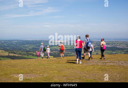 Hommes Femmes Enfants et familles dans la Clwydian Hills au nord du Pays de Galles sur le sommet de la Moel Famau mountain Banque D'Images