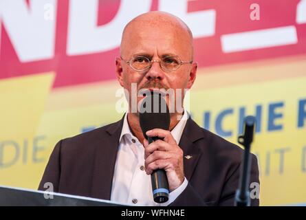 Koenigs Wusterhausen, Brandenburg, Allemagne. 30 août 2019, Koenigs Wusterhausen, Brandebourg, Allemagne : ANDREAS GABLENZ de l'Alternative pour l'Allemagne dans le Brandebourg. Gablenz a récemment été divulgation comme ayant participé à une manifestation néonazie à Athènes avec 13 autres néonazis. Ceci s'ajoute à une liste de liens vers les milieux néonazis, qui semble faire aucune différence pour les électeurs de l'AfD. Dans le but d'être le parti le plus fort dans l'Est de l'état de Brandebourg, Allemagne, l'AfD a tenu une élection Wahlparty (fête) à Koenigs Wusterhausen. En présence de personnalités comme Andreas Gablenz, qui a récemment été divulgation avec Cred Banque D'Images