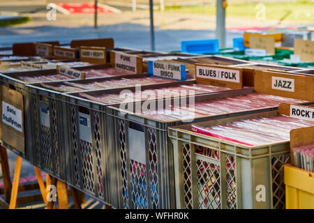 Hanovre, Allemagne, le 24 août., 2019 : vieux vinyles sont vendus dans des boîtes de plastique sur le marché aux puces, triés par genre. Banque D'Images