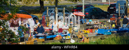 Hanovre, Allemagne, le 24 août., 2019 : vue sur le marché aux puces sur les rives de la Leine dans la vieille ville de Hanovre Banque D'Images