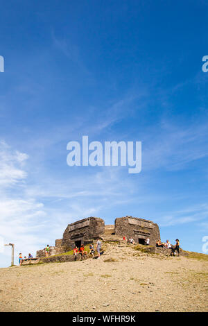 Hommes Femmes Enfants et familles dans le Nord du Pays de Galles Clwydian Hills près de la tour Jubliee sur le sommet de la Moel Famau mountain Banque D'Images