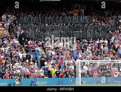 31 août 2019, Selhurst Park, Londres, Angleterre, Premier League anglaise de football, le Palais de Cristal contre Aston Villa ; Crystal Palace fans affichage bannière au cours de la première moitié en protestation contre Bury FC Présidents Steve Dale - strictement usage éditorial uniquement. Pas d'utilisation non autorisée avec l'audio, vidéo, données, listes de luminaire, club ou la Ligue de logos ou services 'live'. En ligne De-match utilisation limitée à 120 images, aucune émulation. Aucune utilisation de pari, de jeux ou d'un club ou la ligue/dvd publications Banque D'Images