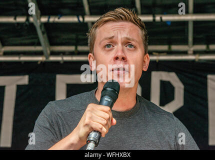 Journaliste gardien Owen Jones au 'Stop le coup d'État, défendre la démocratie' protestation devant Downing Street, Londres, Royaume-Uni, 31 août 2019 Banque D'Images