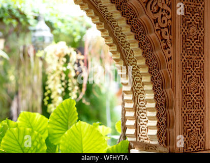 Décorées avec des ornements arch arabe avec un intérieur vert jardin à l'arrière-plan Banque D'Images