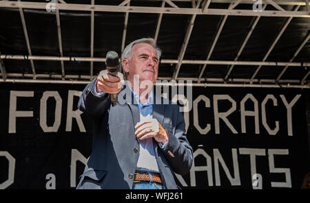 Shadow Chancellor John McDonnell au 'Stop le coup d'État, défendre la démocratie' protestation devant Downing Street, Londres, Royaume-Uni, 31 août 2019 Banque D'Images