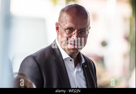 Koenigs Wusterhausen, Brandenburg, Allemagne. 30 août 2019, Koenigs Wusterhausen, Brandebourg, Allemagne : ANDREAS GABLENZ de l'Alternative pour l'Allemagne dans le Brandebourg. Gablenz a récemment été divulgation comme ayant participé à une manifestation néonazie à Athènes avec 13 autres néonazis. Ceci s'ajoute à une liste de liens vers les milieux néonazis, qui semble faire aucune différence pour les électeurs de l'AfD. Dans le but d'être le parti le plus fort dans l'Est de l'état de Brandebourg, Allemagne, l'AfD a tenu une élection Wahlparty (fête) à Koenigs Wusterhausen. En présence de personnalités comme Andreas Gablenz, qui a récemment été divulgation avec Banque D'Images