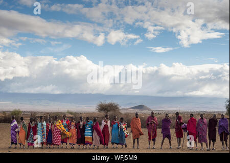 La tribu Masai la danse traditionnelle, le Parc national Amboseli, Kenya, Africa Banque D'Images