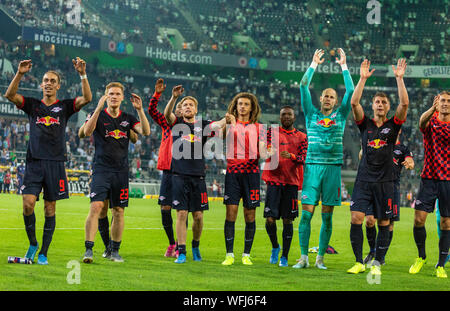 Sports, football, Bundesliga 2019/2020 Borussia Moenchengladbach, vs RB Leipzig 1-3, stade Borussia Park, après le match les joueurs de célébrer la victoire de Leipzig avec leurs fans, DFL RÈGLEMENT INTERDIT TOUTE UTILISATION DES PHOTOGRAPHIES COMME DES SÉQUENCES D'IMAGES ET/OU QUASI-vidéo Banque D'Images