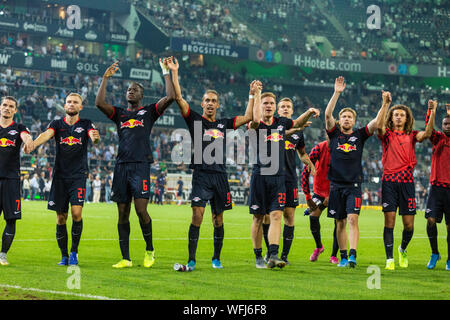 Sports, football, Bundesliga 2019/2020 Borussia Moenchengladbach, vs RB Leipzig 1-3, stade Borussia Park, après le match les joueurs de célébrer la victoire de Leipzig avec leurs fans, DFL RÈGLEMENT INTERDIT TOUTE UTILISATION DES PHOTOGRAPHIES COMME DES SÉQUENCES D'IMAGES ET/OU QUASI-vidéo Banque D'Images