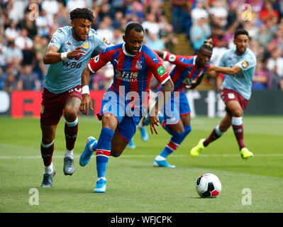 Londres, Royaume-Uni. 10 août du Crystal Palace, Jordan Ayew sous la pression de Tyrone Mings de Aston Villa lors de la Premier League anglaise entre Crystal Palace et Everton à Selhurst Park Stadium, Londres, Angleterre le 10 août 2019 : Crédit photo Action Sport/Alamy Live News Banque D'Images