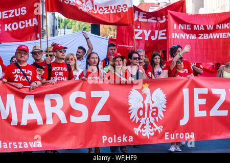 Varsovie, Pologne. Août 31, 2019. Des centaines de membres de différentes confessions chrétiennes manifestent à Mars pour Jésus. Au cours de la semaine Jésus plusieurs événements et rencontres avec des évangélistes chrétiens des Etats-Unis, le Brésil et la Pologne sont en place dans tout le pays. La Pologne est majoritairement catholique, avec environ 85 % des Polonais s'identifient comme catholiques. Les derniers scandales de pédophilie sera probablement à une très forte, jusqu'à présent, la position de l'Eglise en Pologne, la vie sociale et politique. Crédit : Robert/Pastryk ZUMA Wire/Alamy Live News Banque D'Images