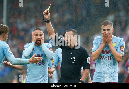 Londres, Royaume-Uni. 10 août arbitre donne Jack Grealish de Aston Villa une carte jaune lors de Premier League anglaise entre Crystal Palace et aSON vILLA à Selhurst Park Stadium, Londres, Angleterre le 31 août 2019 : Crédit photo Action Sport/Alamy Live News Banque D'Images