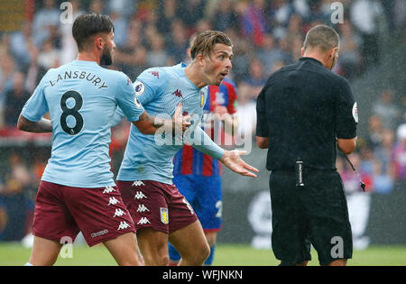 Londres, Royaume-Uni. 10 août arbitre donne Jack Grealish de Aston Villa une carte jaune lors de Premier League anglaise entre Crystal Palace et aSON vILLA à Selhurst Park Stadium, Londres, Angleterre le 31 août 2019 : Crédit photo Action Sport/Alamy Live News Banque D'Images