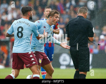 Londres, Royaume-Uni. 10 août arbitre donne Jack Grealish de Aston Villa une carte jaune lors de Premier League anglaise entre Crystal Palace et aSON vILLA à Selhurst Park Stadium, Londres, Angleterre le 31 août 2019 : Crédit photo Action Sport/Alamy Live News Banque D'Images