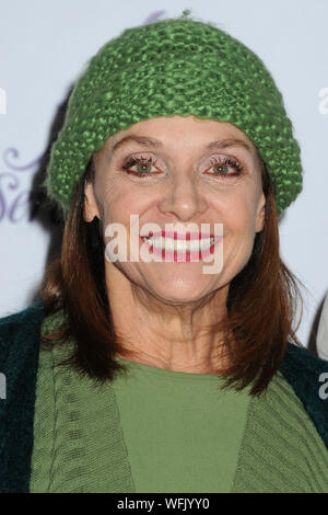 30 août 2019, Hollywood, CA, USA : 30 août 2019 - L'icône de la télévision Valerie Harper, mieux connu comme sage-fissuration Rhoda sur Ã'Le Mary Tyler Moore Show,Ô est décédé après un long combat contre le cancer. Elle était âgée de 80 ans. Photo : 1 décembre 2013 - Hollywood, Californie - Valerie Harper. 82e Conférence annuelle de l'Hollywood Parade de Noël organisé sur Hollywood Blvd. Crédit photo : Byron Purvis/AdMedia (crédit Image : © Byron Purvis/AdMedia via Zuma sur le fil) Banque D'Images