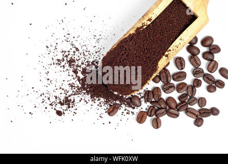 Poudre de café arabica au sol en bois sur fond blanc avec scoop Banque D'Images