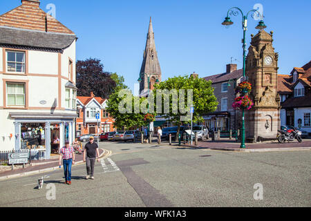 L'église St Pierre et la tour de l'horloge sur St Peters Square dans la ville de marché de Gallois Ruthin Denbighshire Clwd North Wales Banque D'Images