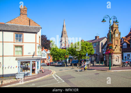 L'église St Pierre et la tour de l'horloge sur St Peters Square dans la ville de marché de Gallois Ruthin Denbighshire Clwd North Wales Banque D'Images