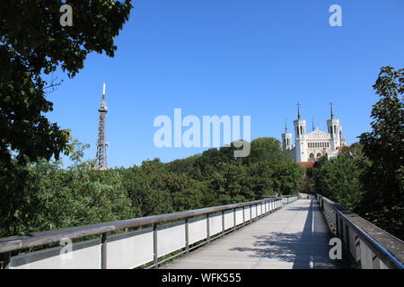 Vue sur basilique notre dame de Fourvière à partir de la passerelle des 4 vents Banque D'Images