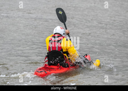 L'équipement de sauvetage d'urgence de la RNLI et de l'exercice sur le front de mer de Morecambe, UK Banque D'Images