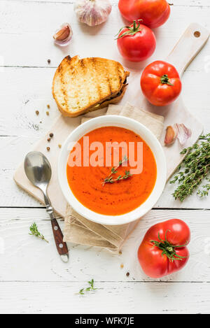 Soupe de tomate avec sandwich au fromage, vue du dessus, copiez l'espace. Soupe aux tomates maison avec le thym. Banque D'Images