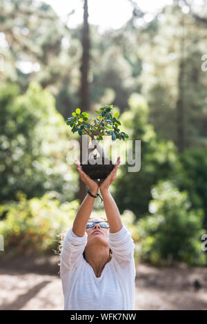 Concept de personnes disent non à la déforestation et de sauver la planète et les arbres - respect de la nature et de soins notre avenir - célébration de la journée de la terre avec le li Banque D'Images