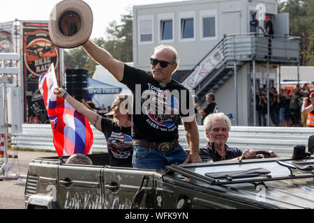 Hasenmoor, Allemagne. Août 31, 2019. Plat emigrant Konny Reimann conduit un tour d'honneur sur la piste de course avant la course principale à l 'Werner' Festival. À la fin, il avait d'admettre sa défaite à son rival Andy Feldmann. Photo : Markus Scholz/dpa/Alamy Live News Banque D'Images