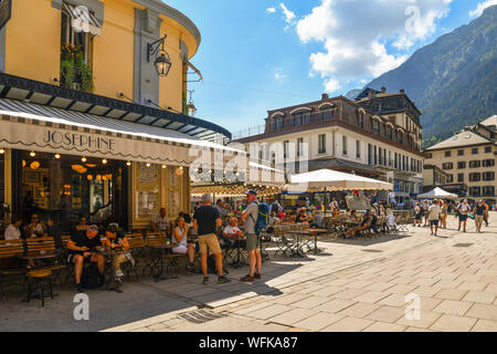 Vue sur la rue du centre-ville avec la marche et les touristes assis au café-bistro et d'une journée ensoleillée, Chamonix-Mont-Blanc, France Banque D'Images