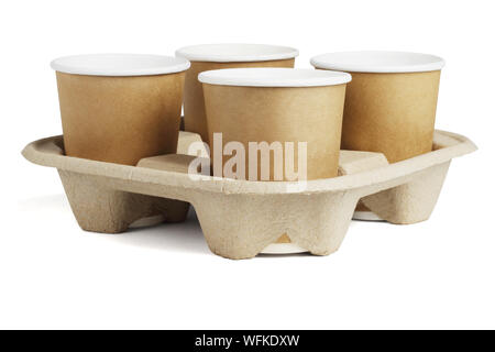 Quatre tasses de café dans le bac à papier jetable sur fond blanc Banque D'Images