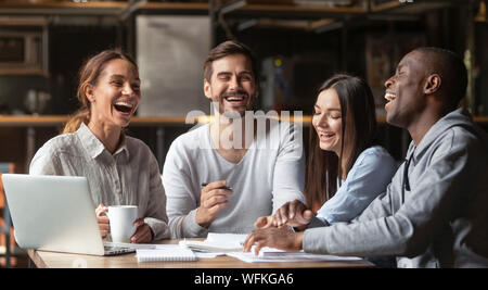 Heureux les étudiants d'étudier ensemble l'équipe diversifiée s'asseoir à table cafe Banque D'Images