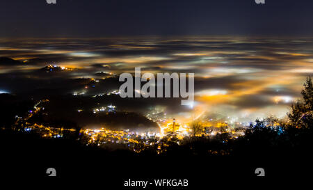 Plain allumé partiellement couvert par le brouillard, des lumières douces. Le Mont Grappa, paysage italien Banque D'Images