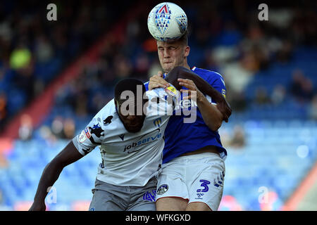 Oldham, UK. Août 31, 2019. OLDHAM, Angleterre le 31 août l'Oldham Alex Iacovitti et Colchester United's Frank Nouble en action pendant la ligue 2 Sky Bet entre match et Oldham Athletic Colchester United à Boundary Park, Oldham le samedi 31 août 2019. (Crédit : Eddie Garvey | MI News) usage éditorial uniquement, licence requise pour un usage commercial. Aucune utilisation de pari, de jeux ou d'un seul club/ligue/dvd publications. Photographie peut uniquement être utilisé pour les journaux et/ou magazines des fins éditoriales Crédit : MI News & Sport /Alamy Live News Banque D'Images