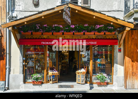 De l'extérieur d'un fromage charcuterie et boutique dans le style chalet de montagne en été, Chamonix-Mont-Blanc, Haute Savoie, Alpes, France Banque D'Images