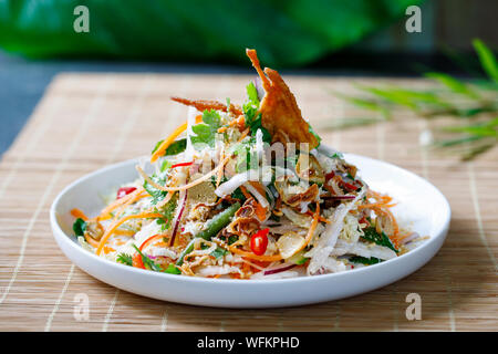 Salade thaïlandaise de légumes frais, de poulet poché et croustillant de la peau de poulet Banque D'Images