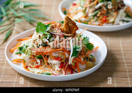 Salade thaïlandaise de légumes frais, de poulet poché et croustillant de la peau de poulet Banque D'Images