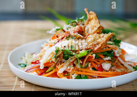 Salade thaïlandaise de légumes frais, de poulet poché et croustillant de la peau de poulet Banque D'Images