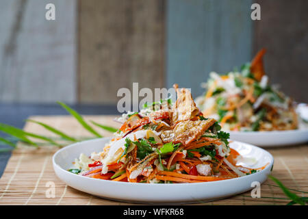 Salade thaïlandaise de légumes frais, de poulet poché et croustillant de la peau de poulet Banque D'Images