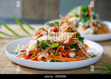 Salade thaïlandaise de légumes frais, de poulet poché et croustillant de la peau de poulet Banque D'Images