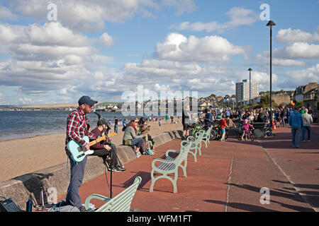 Portobello Beach, Édimbourg, Écosse, Royaume-Uni. 31 août 2019. Le Edinburgh Big Beach Busk est revenu pour une dixième fois cette année, avec la promenade de la plage de Portobello accueillant des centaines de musiciens. L'immense événement de bus a été organisé à l'origine comme un moyen de donner un espace aux bus d'Édimbourg qui ont peut-être été pressés par le Festival. Banque D'Images