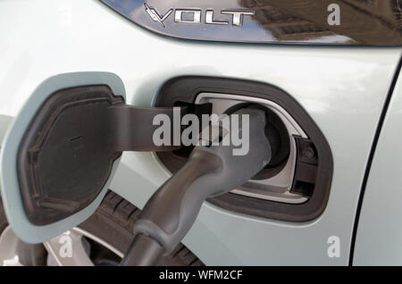 Ajax, Ontario/Canada - 30 août 2019 : une Chevrolet Volt charge sa batterie à Elexicon Energy Inc. Bureau sur Taunton Rd. de Ajax. Banque D'Images