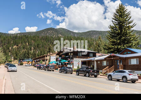 Rivière Rouge, NM, USA-10 Juillet 2018 : rue principale de Rivière Rouge, avec des montagnes en arrière-plan. Banque D'Images